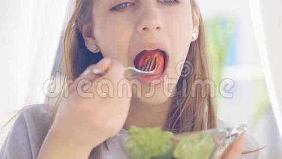 小女孩吃蔬菜沙拉视频的预览图