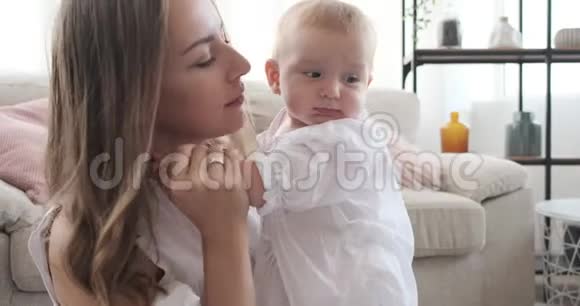 妈妈在家亲吻可爱的女婴视频的预览图