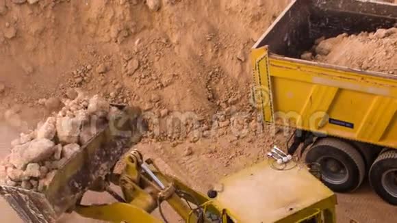 俯视挖掘机装载碎石视频的预览图