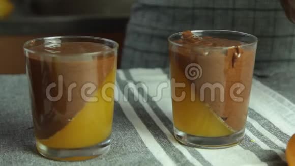 用橘子果冻做巧克力慕斯果冻视频的预览图