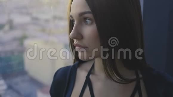 性感女孩站在窗户旁边视频的预览图