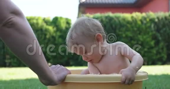 小男孩洗澡时玩得开心视频的预览图