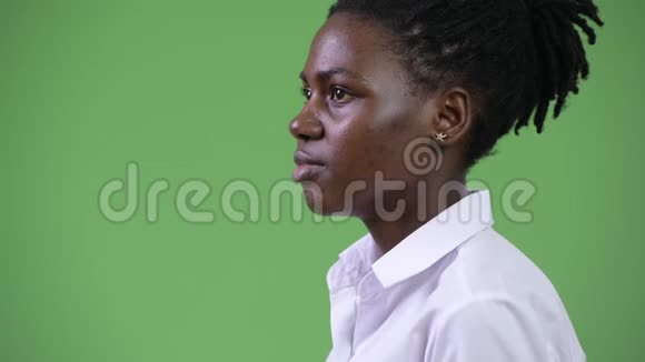 年轻漂亮的非洲女商人微笑的轮廓视频的预览图