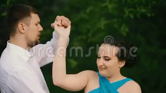 年轻夫妇在户外训练舞蹈视频的预览图