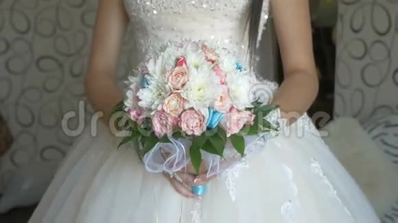 新娘花束白色玫瑰和蓝色视频颜色的花边视频的预览图