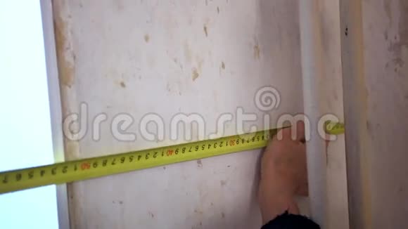工人手测量石膏墙视频的预览图