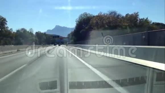从维也纳到萨尔茨堡的高速公路上行驶视频的预览图