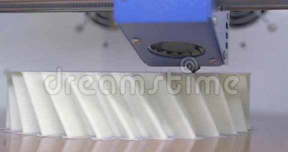 D3印刷设备制造白色塑料制品视频的预览图