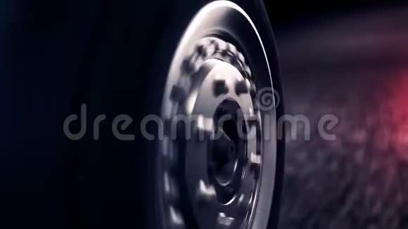 抽象汽车车轮在黑色道路上行驶的侧面视图关闭汽车车轮与银盘移动回来视频的预览图