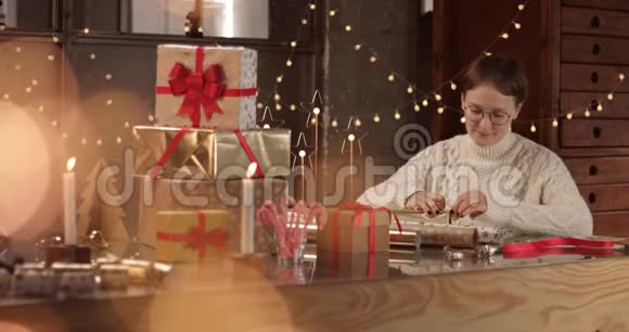 可爱的情侣穿着冬天的毛衣包装圣诞礼物视频的预览图