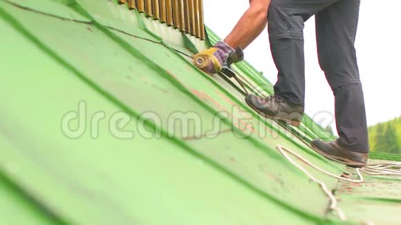 人在屋顶上工作打磨油漆视频的预览图