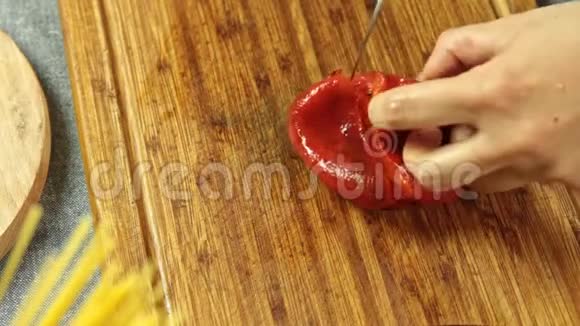 在厨房里切下烤椒和煮意大利面条视频的预览图