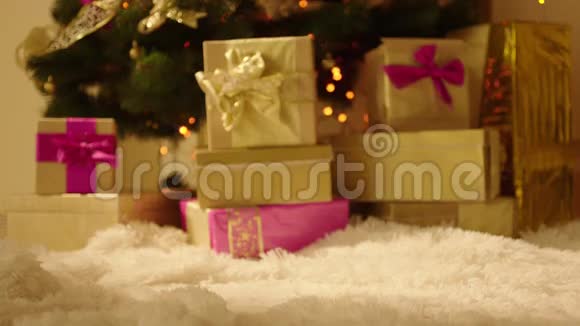 圣诞树前的礼物盒视频的预览图