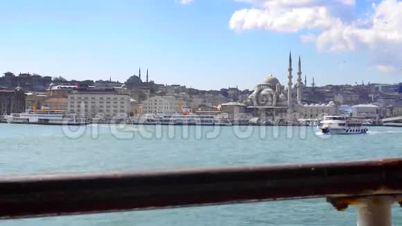 在伊斯坦布尔的博斯普鲁斯河上空渡船视频的预览图