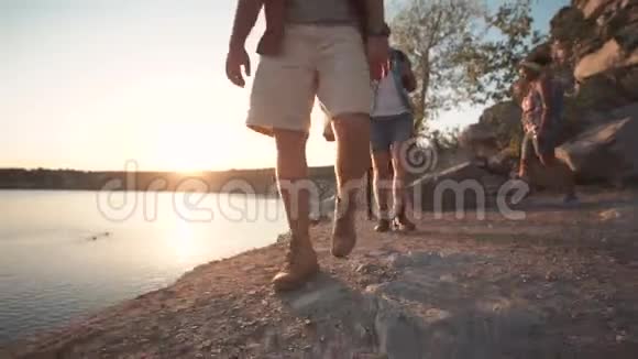 一群朋友在岩石海岸徒步旅行视频的预览图