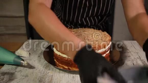 组装坚果香蕉蛋糕层涂上糖浆涂上黄油霜覆盖填料整个制作过程视频的预览图