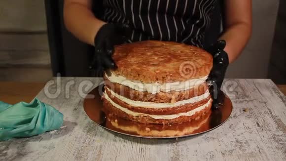 组装坚果香蕉蛋糕层涂上糖浆涂上黄油霜覆盖填料整个制作过程视频的预览图