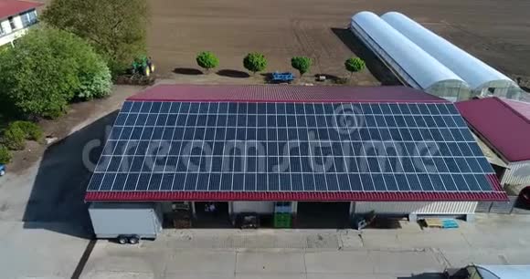 屋顶上的太阳能电池板太阳能电池板提取电能个人太阳能发电站视频的预览图