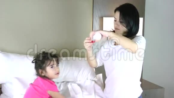 在床上吃药的小女孩视频的预览图