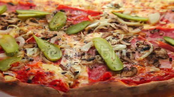 带火腿和蔬菜的美味披萨视频的预览图