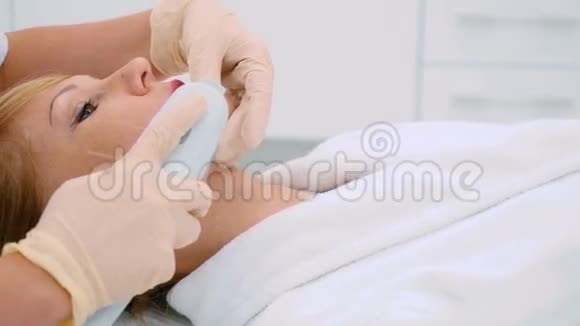 美容门诊中的整容手术视频的预览图
