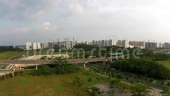新加坡轻轨列车进出站鸟瞰图视频的预览图