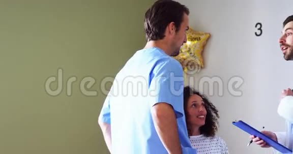 带着新生婴儿在病房的夫妇视频的预览图