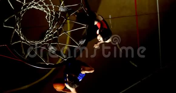 运动员在球场打篮球视频的预览图