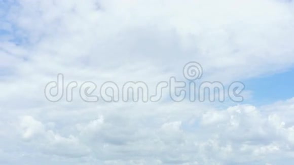 4K时间推移云景时间推移白云在蓝天上奔跑视频的预览图
