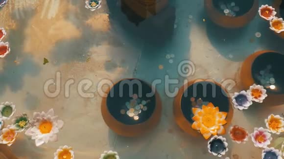 莲花彩烛浮于水中的佛寺泰国视频的预览图