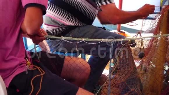 渔民修理渔网捕鱼线视频的预览图