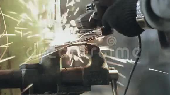 工人磨床清洗金属视频的预览图