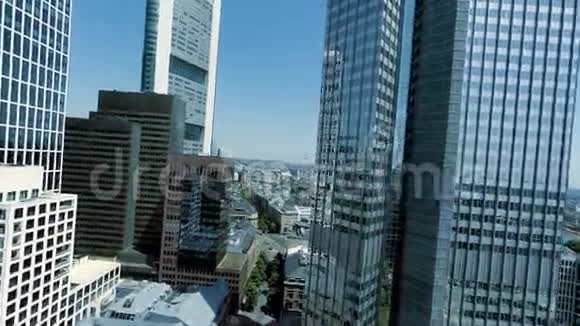 鸟瞰现代城市景观天际线视频的预览图