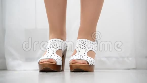 穿白色皮鞋的女性脚视频的预览图