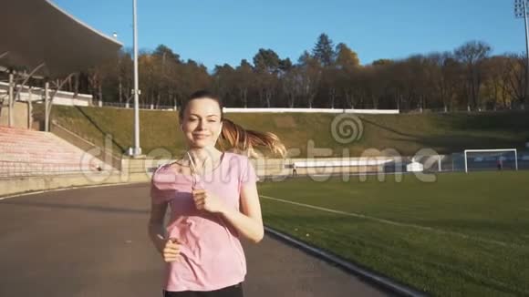 微笑的女人慢跑视频的预览图