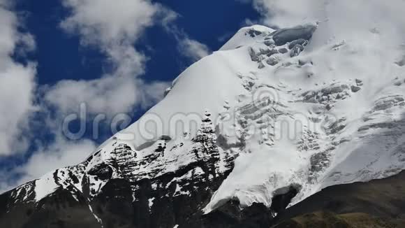 喜马拉雅山上白雪皑皑的山峰和蓝天视频的预览图