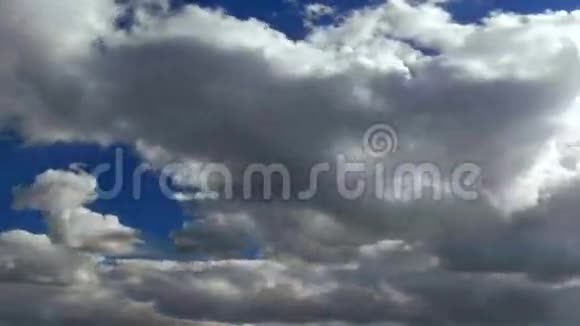 深蓝色的天空和运行的云时间镜头视频的预览图