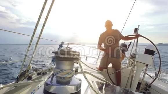 人类正在驾驶他的大帆船出海视频的预览图