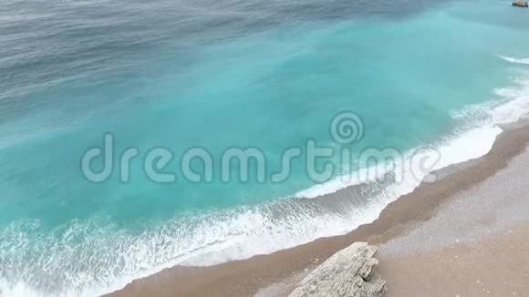 亚得里亚海海滩空中无人机射击视频的预览图