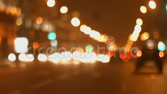 汽车在夜间绕城行驶视频的预览图
