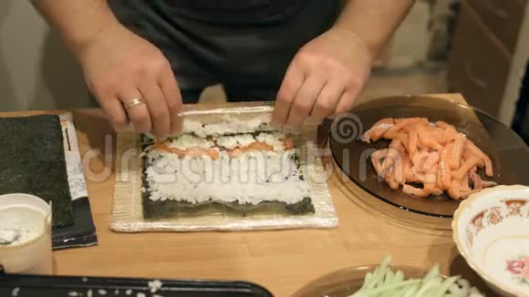 在餐厅的厨房里为厨师手工烹饪和准备亚洲食物和寿司视频的预览图