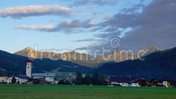 阿尔卑斯山的小镇视频的预览图