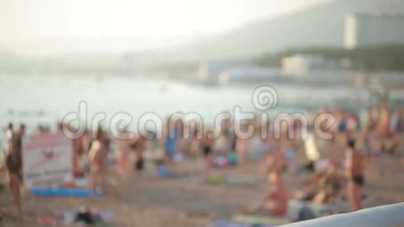 微笑的旅行人站在海滩边带背包在海上的游客视频的预览图