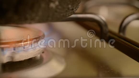 厨房里有脏的煤气炉燃烧器视频的预览图