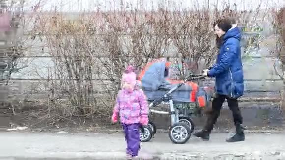 有女儿的母亲在公园散步有新生儿在分娩视频的预览图