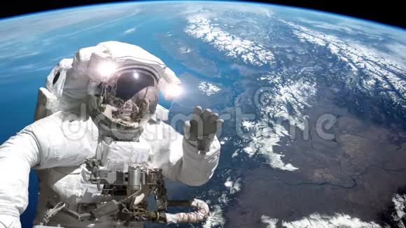 宇航员在国际空间站外的太空行走地球的背景视频的预览图