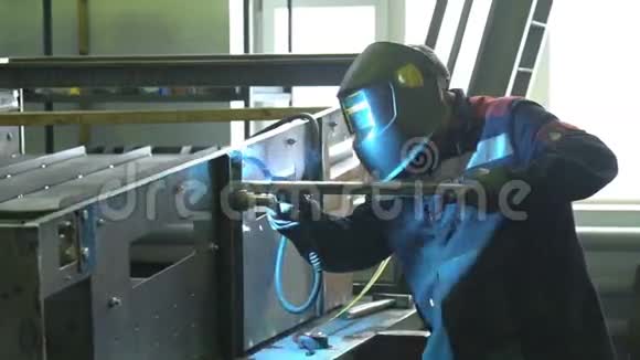人焊机在缓慢运动中焊接结构部件视频的预览图