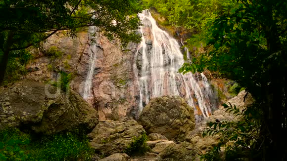 热带国家丛林天堂景观绿色雨林中的瀑布级联从悬崖流出的水流运动视频的预览图