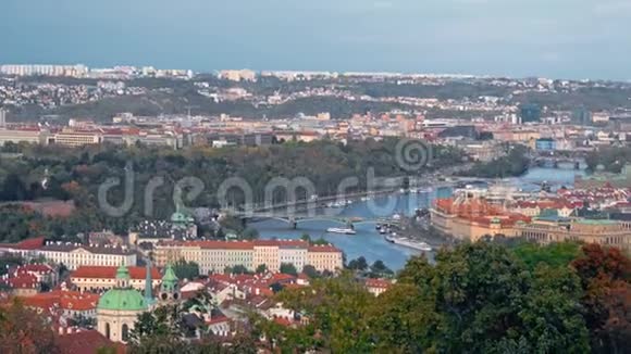 在捷克布拉格旧城镇建筑与红色屋顶的鸟瞰伏尔塔瓦河旧城镇全景视频的预览图