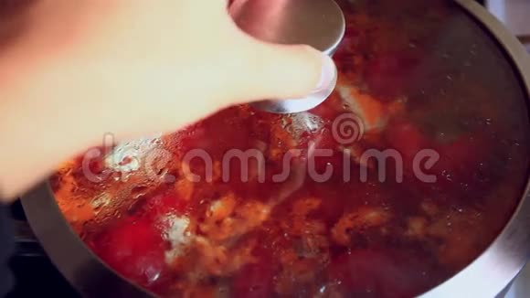 手工厨师打开装满胡椒的锅视频的预览图